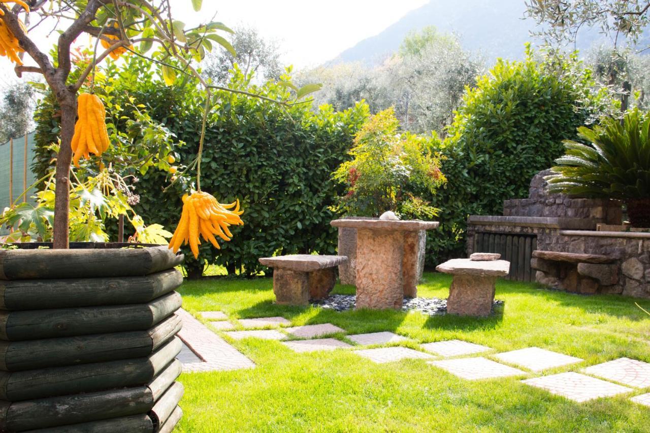 Guesthouse "Villa Tamas" Limone sul Garda Exteriör bild
